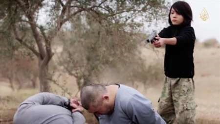 داعش منتشر کرد: تصویر کم سن ترین مامور اعدام